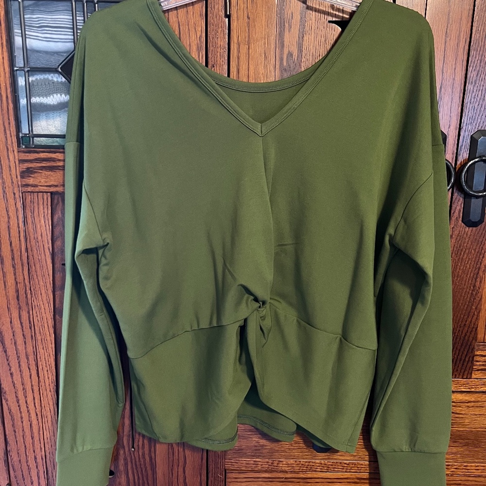 Cabi Turnaround Tee, oliove green, size Med, new with tags